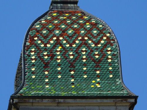 Détail du motif de tuiles du clocher d'Etival, photo A. Combey