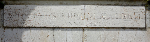 Pierre gravée au dessus du portail de l'église d'Etival, photo O. Pernot