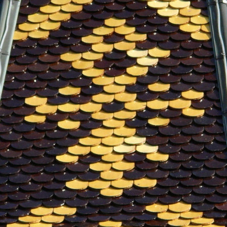 Motif de tuiles du clocher du temple d'Etobon, photo Y. Bessero Motif de tuiles du clocher du temple d'Etobon, photo Y. Bessero