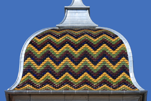 Détail du motif de tuiles du clocher de Fleurey-lès-Faverney,photo Y. Bessero