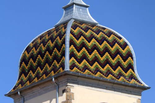 Détail du motif de tuiles du clocher de Fleurey-lès-Faverney,photo Y. Bessero