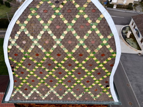 Détail du motif de tuiles du clocher de l'église de Fontaine-lès-Clerval, photo E. Rey