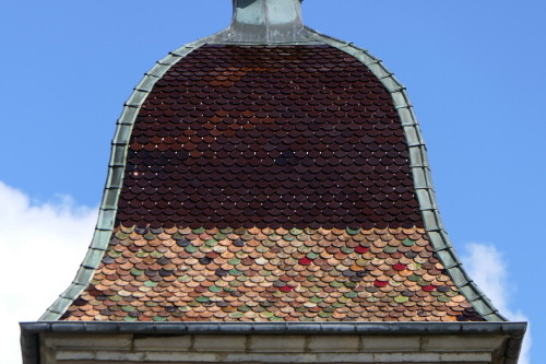 Détail du motif de tuiles de l'église de Fourg, photo Y. Bessero
