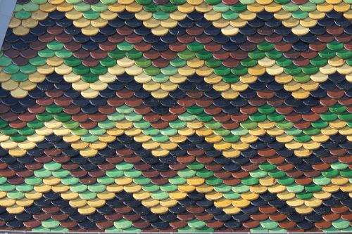 détail du motif de tuiles de l'église de Francalmont, photo Y. Bessero