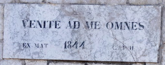 Détail de la pierre gravée au dessus du porche, photo E. Rey