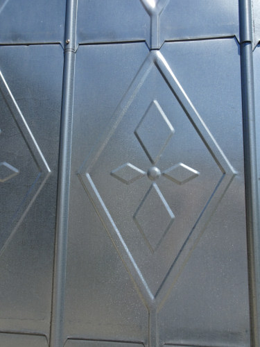 Détail du revêtement de la façade de l'église de Gellin, photo O. Pernot