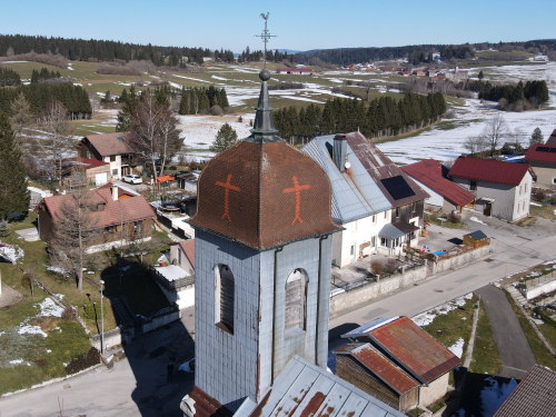 Détail du motif de tuiles du clocher de l'église de Gellin, photo E. Rey
