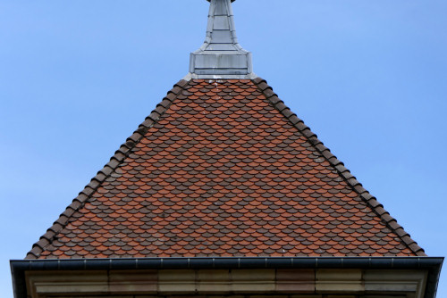 Détail du motif de tuiles du clocher de l'église de Genevreuille, photo Y. Bessero