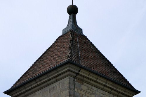 Détail du motif de tuiles du clocher de l'église de Genevreuille, photo Y. Bessero