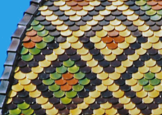 Détail du motif de tuiles du clocher de l'église de Germigney, photo J. Menneret