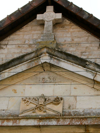 Fronton de l'église de Gézier-et-Fontenelay, photo D. Bion