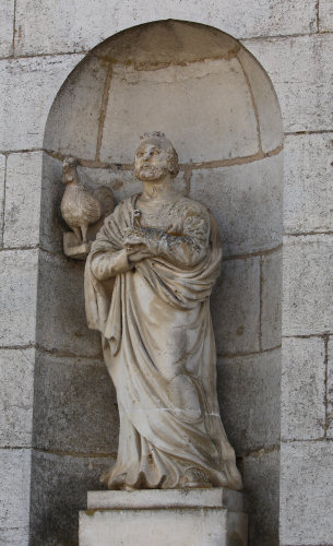 Statue de saint Pierre en façade de l'église  de Gézier-et-Fontenelay, photo D. Bion