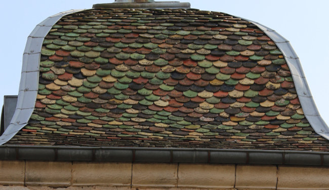 Détail du motif de tuiles de l'église de Gézier-et-Fontenelay, photo D. Bion