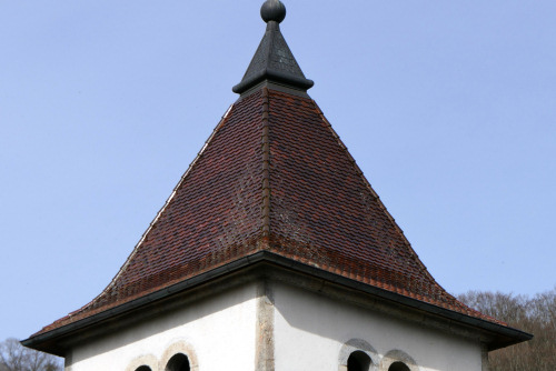 Détail du motif de tuiles du clocher de l'église de Glère, photo Y. Bessero