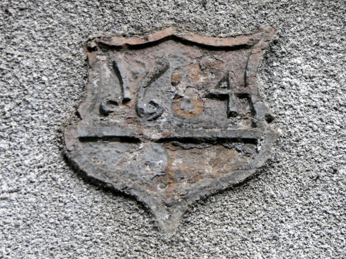 Pierre sculptée à la date d'achèvement de la construction de l'église de Glère, photo Y. Bessero