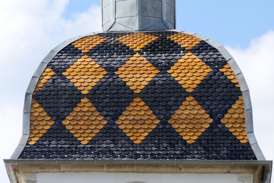 Motif de tuiles du clocher de l'église de Gray-la-Ville, photo Y. Bessero