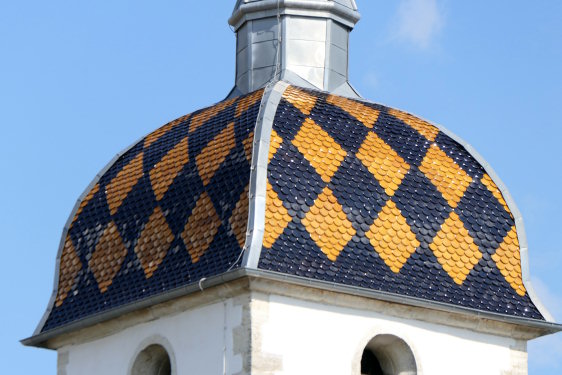 Motif de tuiles du clocher de l'église de Gray-la-Ville, photo Y. Bessero
