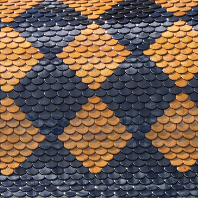 Détail du motif de tuiles du clocher de l'église de Gray-la-Ville, photo Y. Bessero