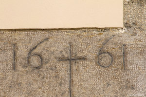 Pierre gravée de l'église de Guyans-Venne, photo A. Rognon