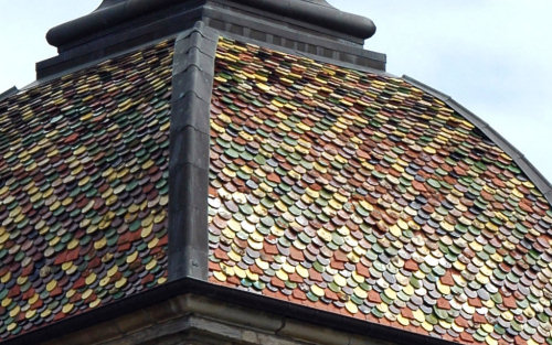 Détail du motif de tuiles de l'église de Jallerange,photo M. Morlin
