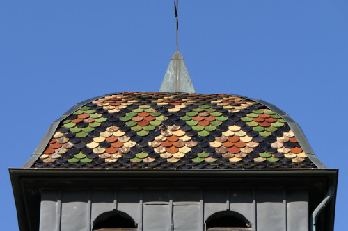 Détail du motif de tuiles du clocher de l'église de Jeurre, photo, Y. Bessero