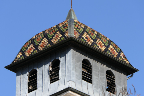 Détail du motif de tuiles du clocher de l'église de Jeurre, photo, Y. Bessero