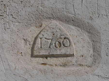 Pierre gravée au dessus de l'entrée de l'église de Jeurre, photo, Y. Bessero