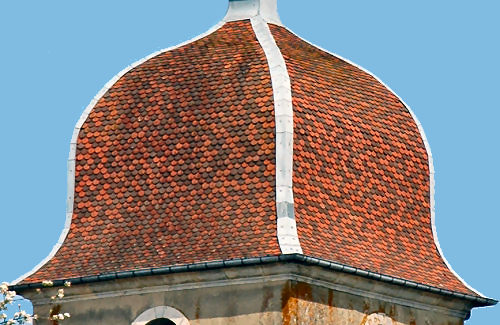 Détail du motif de tuiles de l'Eglise de La Ferté, photo M. Morlin