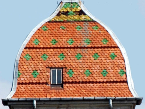 Détail du motif de tuiles du clocher l'église de La Marre, photo M. Morlin