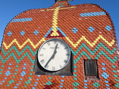 Motif de tuiles du clocher de l'église de La Planée, photo E. Rey
