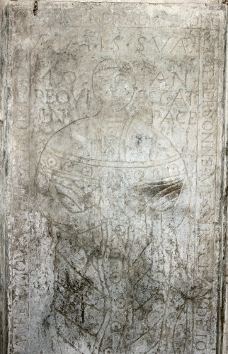 Pierre tombale dans l'église de La Planée