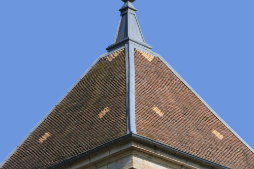Couverture de tuiles du clocher de l'église de La Chapelle Saint-Quillain, photo Y. Bessero