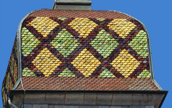 Détail du motif de tuiles du clocher de l'église de La Chaux-du-Dombief, photo O. Pernot
