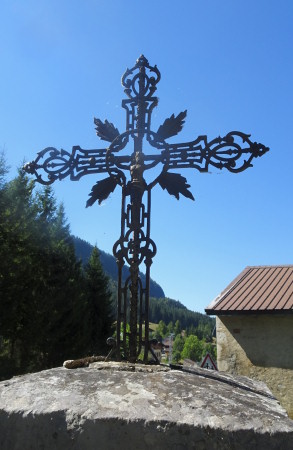 Croix en fer forgé près de l'église, photo O. Pernot