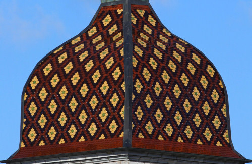 Détail du motif de tuiles du clocher de Landresse, photo C. Quillon