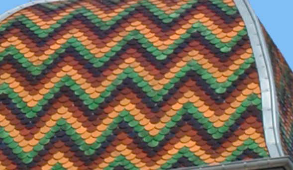 Détail du motif de tuiles du clocher de La Roche-Morey, photo B. Lamblin