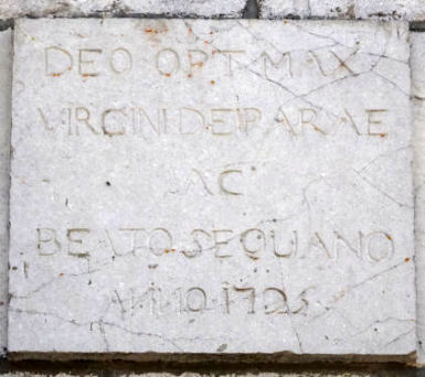 Détail de la pierre gravée au dessus du portail de l'église de laroche-Morey, photo O. Pernot