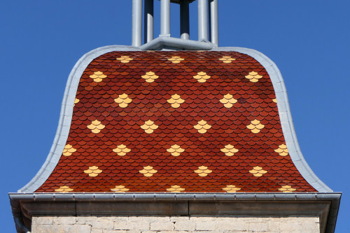 Détail du motif de tuiles du clocher de l'église de Larret,photo Y. Bessero