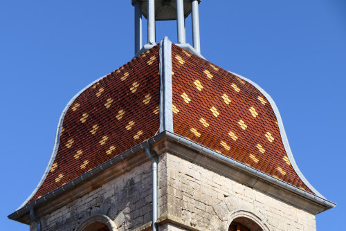 Détail du motif de tuiles du clocher de l'église de Larret,photo Y. Bessero