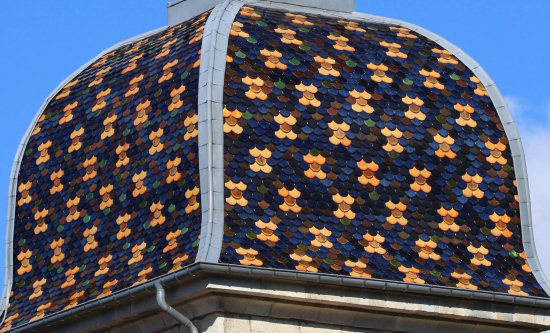 Détail du motif de tuiles du clocher de La Tour-de-Sçay, photo M. Morlin