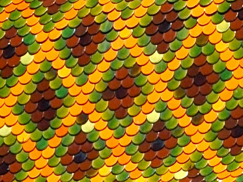 Détail du motif de tuiles du clocher de l'église de Lavangeot, photo M. Morlin