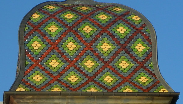 Motif de tuiles du clocher de l'église de Lavernay, photo D. Bion