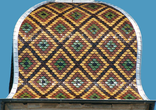 Détail du motif de tuiles du clocher de Lavigney, photo J. Menneret