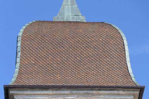 Détail du motif de tuiles du clocher de laviron, photo Y. Bessero