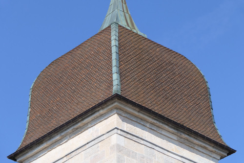 Détail du motif de tuiles du clocher de laviron, photo Y. Bessero
