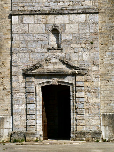 Le porche de l'église de Laviron, photo J. Masset