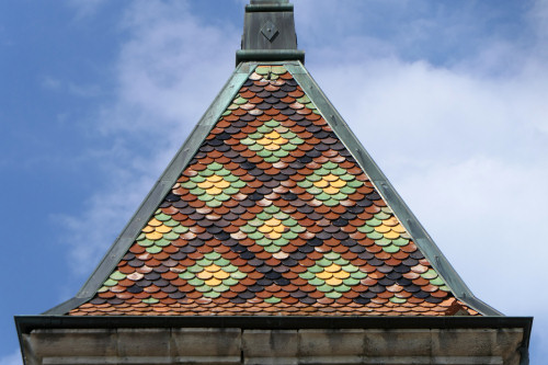 Détail du motif de tuiles de l'église de Le Fied, photo Y. Bessero