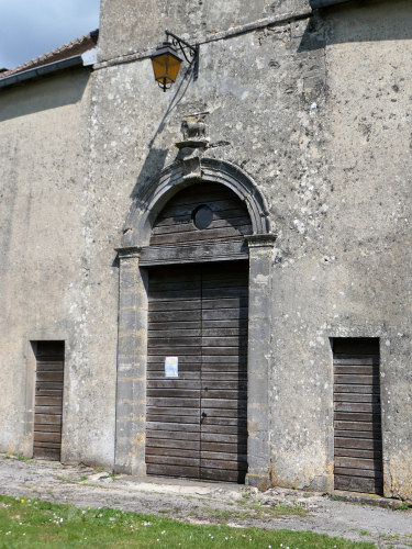 Détail du motif de tuiles de l'église de Le Fied, photo Y. Bessero