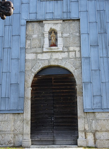 Le porche de l'église des Bouchoux et la statue de Notre-Dame, photo O. Pernot