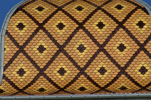 Détail du motif de tuiles de l'église des Fournets, photo J. Masset